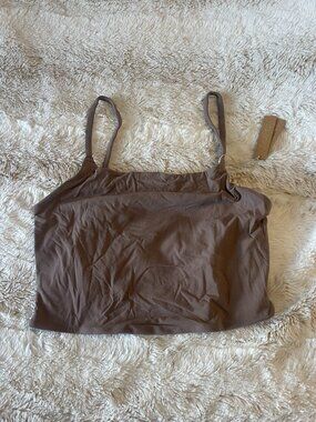 SKIMS Fits Everybody Strappy Back Cami Top in Umber size Small